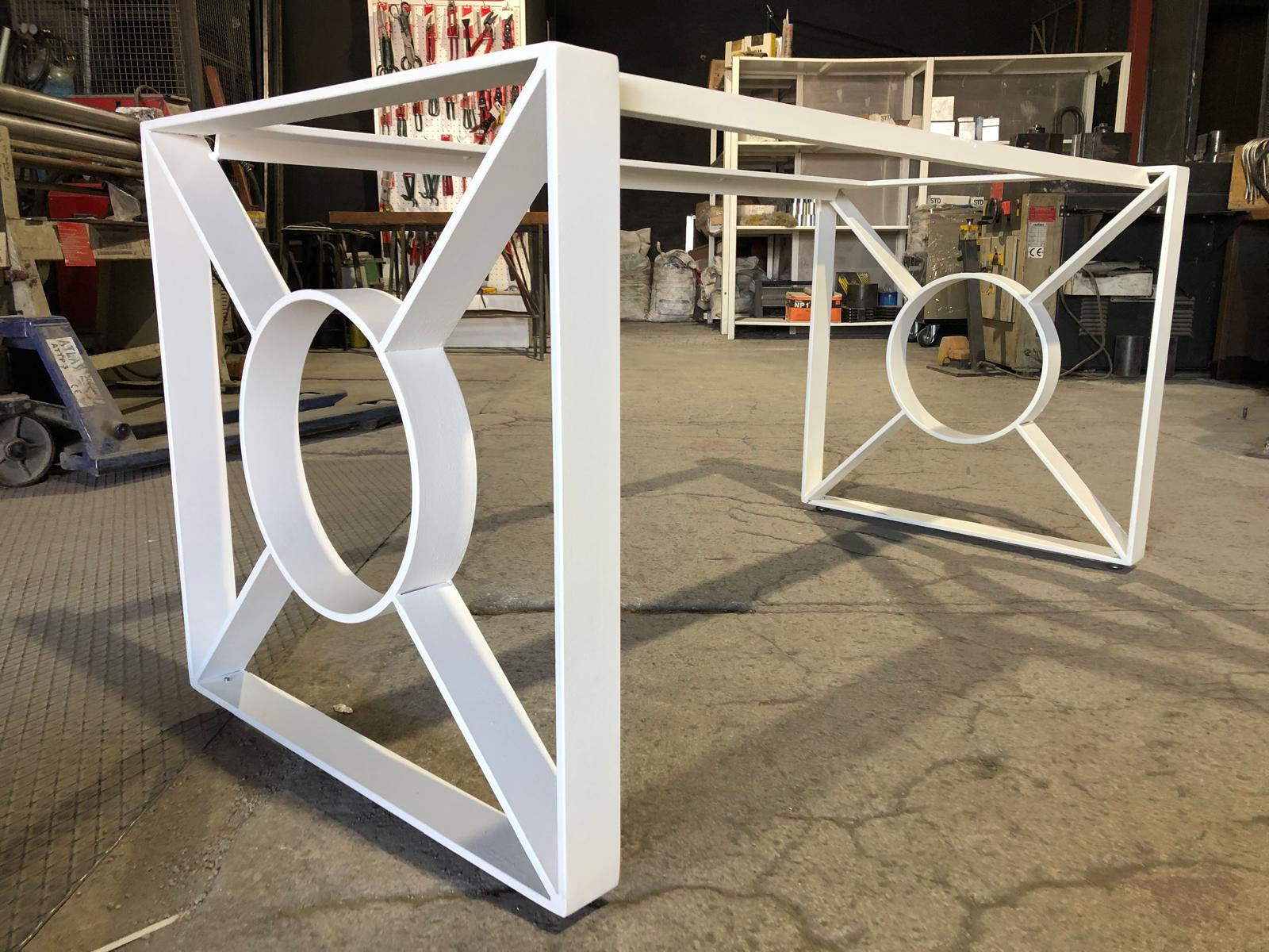 Endüstriyel kare form ayaklı metal masa